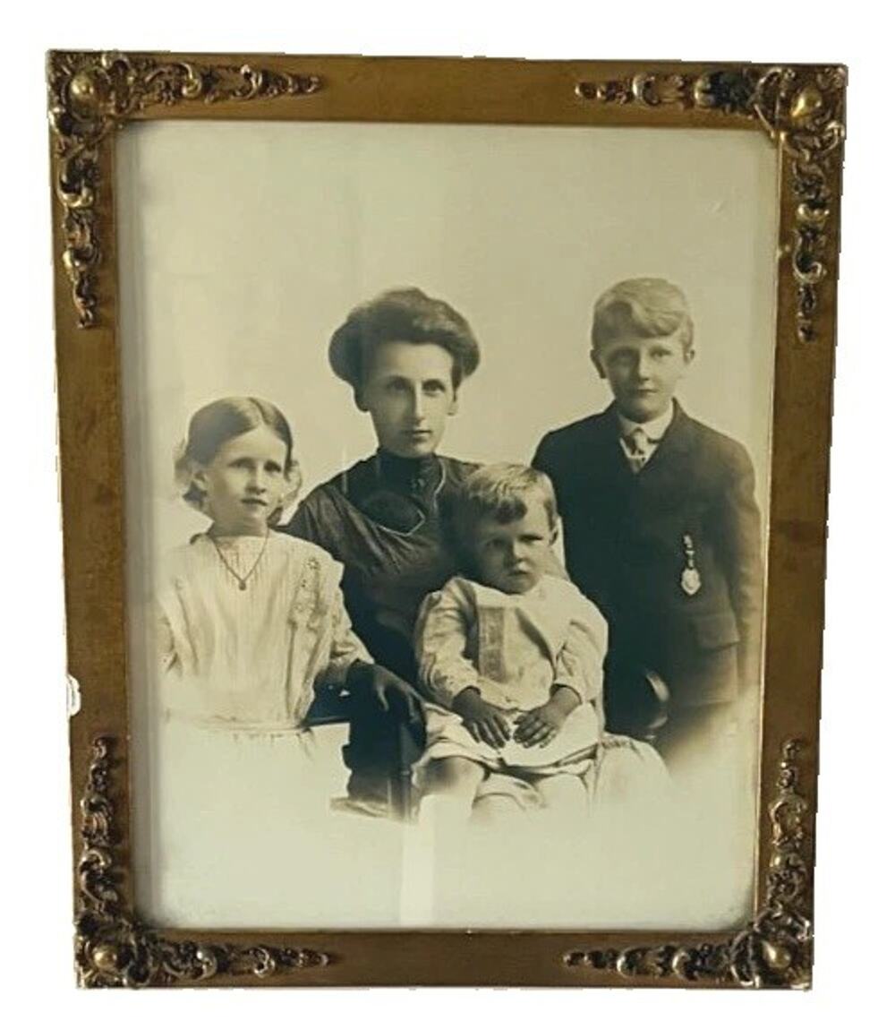 1932 Antique Ornate Gold Gesso Wood Frame 13x16 Salem Ohio Grover Family Photo